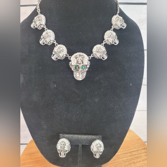 Source Unknown Sparkling Skull Design Necklace and Earrings Set - Picture 3 of 4